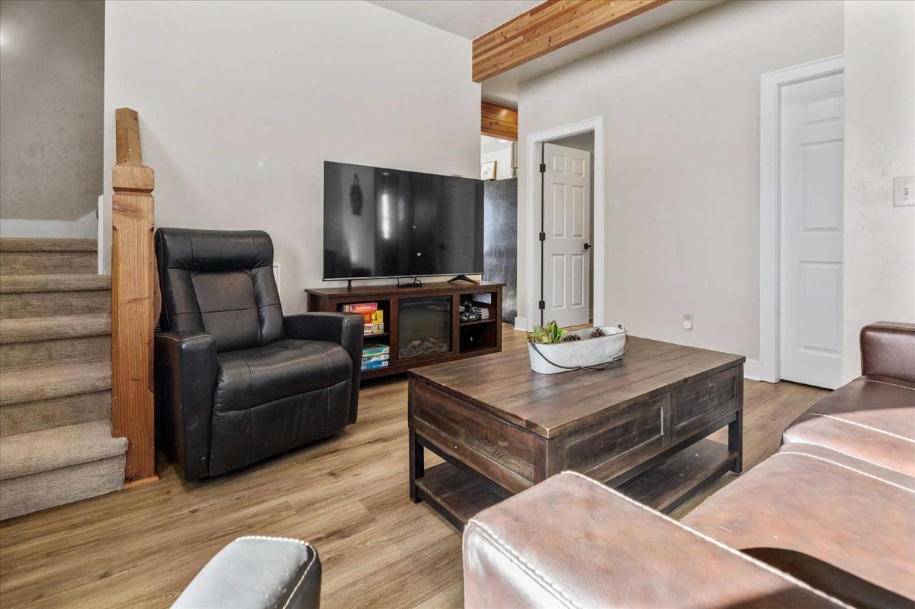Modern Red Lodge Cabin - Walk To Broadway Ave Εξωτερικό φωτογραφία